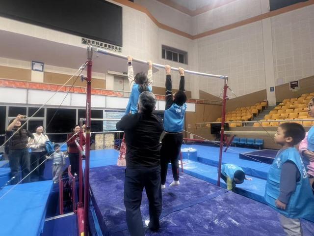 同样目不转, 他笑着说, 关注真正的